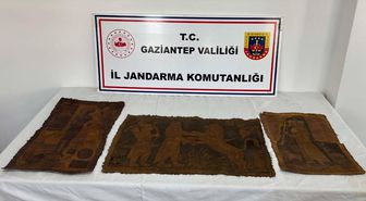Gaziantep'te deri üzerine işlenmiş İbranice altın yazmalı çerçevesiz 3 tablo ele geçirildi