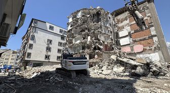 Hatay'da ağır hasarlı binanın yıkımı sırasında başka bina zarar gördü
