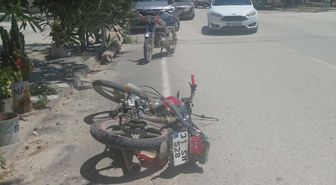 Hatay'da otomobille çarpışan motosikletteki 2 kişi yaralandı