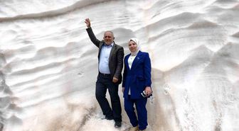 Haziran ayında 4 metreyi aşan karı görmek için Mereto Dağına tırmanıyorlar