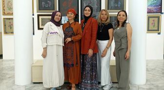 İzmir'de farklı tekniklerin kullanıldığı ebru sergisi açıldı