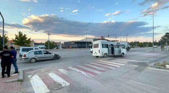 Karaman'da 2 kişinin yaralandığı kaza güvenlik kamerasına yansıdı