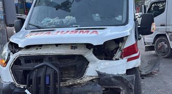 Kars'ta ambulans ile otomobilin çarpışması sonucu 3'ü sağlık çalışanı 4 kişi yaralandı