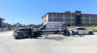 Kontrolsüz kavşakta çarpışan otomobillerin sürücüleri yaralandı