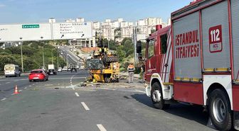 Küçükçekmece'de iş makinesini taşıyan çekici devrildi, sürücü hayatını kaybetti