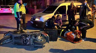 Panik yapan motokurye motosikletle birlikte devrilerek yaralandı