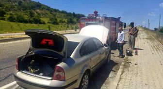 Seyir halindeki otomobil alev aldı