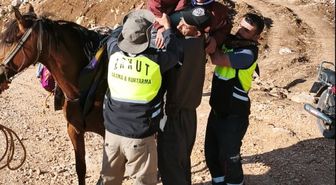 Süt sağarken rahatsızlanan kadın, katırla ambulansa ulaştırıldı