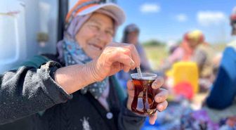 Tarlada yoruluyorlar odun ateşinde matarada çayla dinleniyorlar