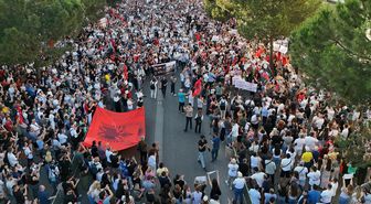 Tiran'da 'Arnavutluk satılık değildir' sloganıyla protesto düzenlendi