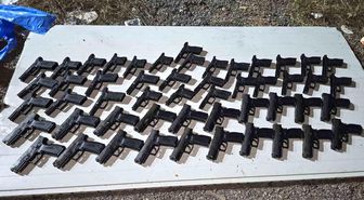 Tuzla'da toprağa gömülü kompresör tankında 20 silah ele geçirildi