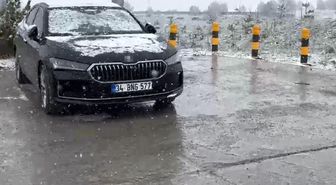 Yaylada aniden bastıran kar, çobanlara zor anlar yaşattı