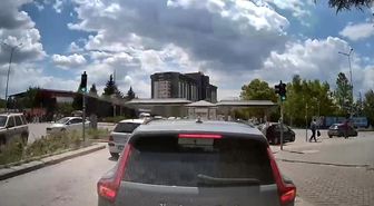 Yeşil ışıkta ilerlemeyen sürücü trafiği kilitledi