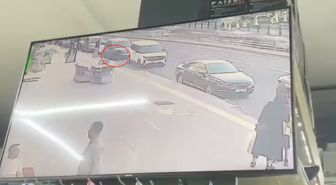 Yolda bulduğu 60 bin liralık bilekliği alıp uzaklaştı; o anlar kamerada