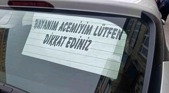 Acemi sürücünün arka cam yazısı dikkat çekti