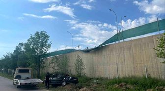 Alkollü sürücünün kullandığı araç askeri birliğin bahçesine uçtu