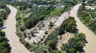 Aşırı yağışlarla debisi artan Asi Nehri'nden gelen taş yığınları, onlarca tarım arazisine zarar verdi