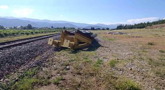 Ayrılan trenin vagonları hortuvara çarparak devrildi