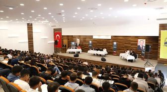 Bayburt'ta öğrenciler teknolojinin etkilerini münazarada tartıştı