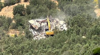 Çanakkale'de 11 kaçak yapının yıkımı gerçekleştirildi