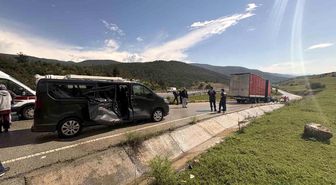 D100'de kayan kamyonun çarptığı minibüsteki 5 kişi yaralandı
