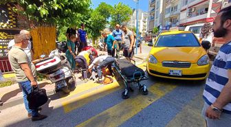 Efeler'de yolun karşısına geçmek isteyen kadına taksi çarptı: 1 yaralı