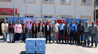 Elazığ'da 15 arı yetiştiricisine 150 adet kovan dağıtıldı