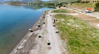Hazar Gölü'nde dev temizlik 12 ton atık toplandı
