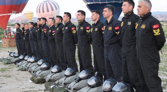 JÖAK'tan Kapadokya'da nefes kesen paraşüt gösterisi