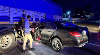 Lüks otomobil benzin istasyonundan çıkan tırın altına girdi: 1'i ağır 2 yaralı