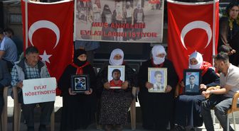 Muş'ta evlatlarına kavuşmak isteyen aileler, DEM Parti önündeki eylemlerini sürdürdü