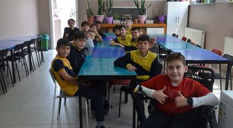 Öğretmeninin sırtında taşıdığı öğrenci iyileşip futbolcu olmak istiyor