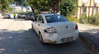 Otomobil, park halindeki araca çarptı: 1 yaralı