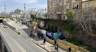 Roma kalıntıları ile modern şehir yaşamı aynı karede