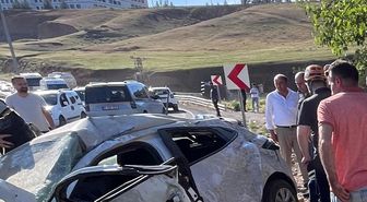 Siirt'te tır ile otomobilin çarpıştığı kazada 5 kişi yaralandı