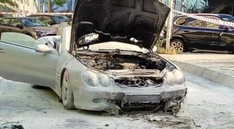 Şişli'de seyir halindeki lüks otomobil yanarak kullanılamaz hale geldi