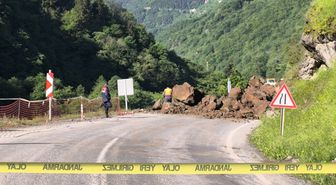 Trabzon-Bayburt kara yolu heyelan nedeniyle ulaşıma kapandı