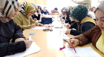 Veliler sınav sıralarına çocukları için oturdu