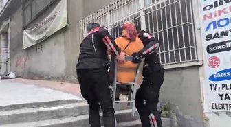 Yunus polisi, yürüteciyle giderken zorlanan kadını sandalyeyle taşıyıp evine bıraktı