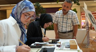 Türk Dili ve Edebiyatı Öğretmeni Mehmet Aydoğdu, 'Hüsnühat' Sanatını Öğrencilere Öğretiyor