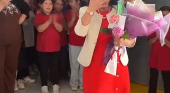 Alkışlarla uğurlanan 41 yıllık öğretmen gözyaşlarını tutamadı