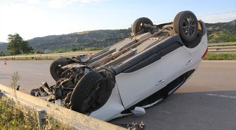 Amasya'da devrilen otomobilin sürücüsü yaralandı