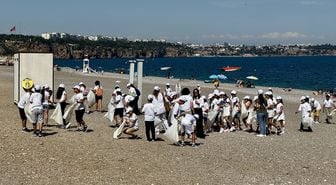 Antalya'da Dünya Çevre Günü kapsamında plajda temizlik yapıldı