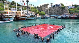 Antalya Valisi Şahin, Dünya Çevre Günü kapsamında dalış yaptı