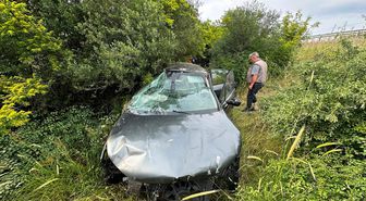 Ayvacık'ta şarampole devrilen otomobildeki 2 kişi yaralandı