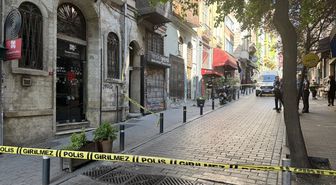 Beyoğlu'nda arkasından yaklaşan zanlının silahla vurduğu kişi yaralandı