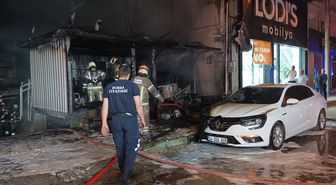 Bursa'da depoda çıkan yangın park halindeki otomobile sıçradı