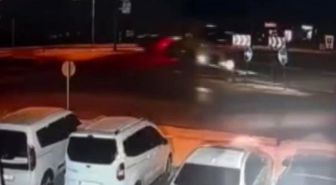 Gaziantep'te arpa yüklü tırın devrilme anı kamerada