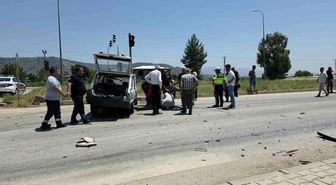 Hatay'da seyir halindeki iki otomobil çarpıştı: 1'i ağır 2 yaralı