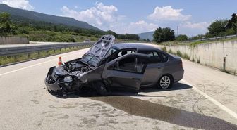 Kastamonu'da istinat duvarına çarpan otomobilde 2 kişi yaralandı